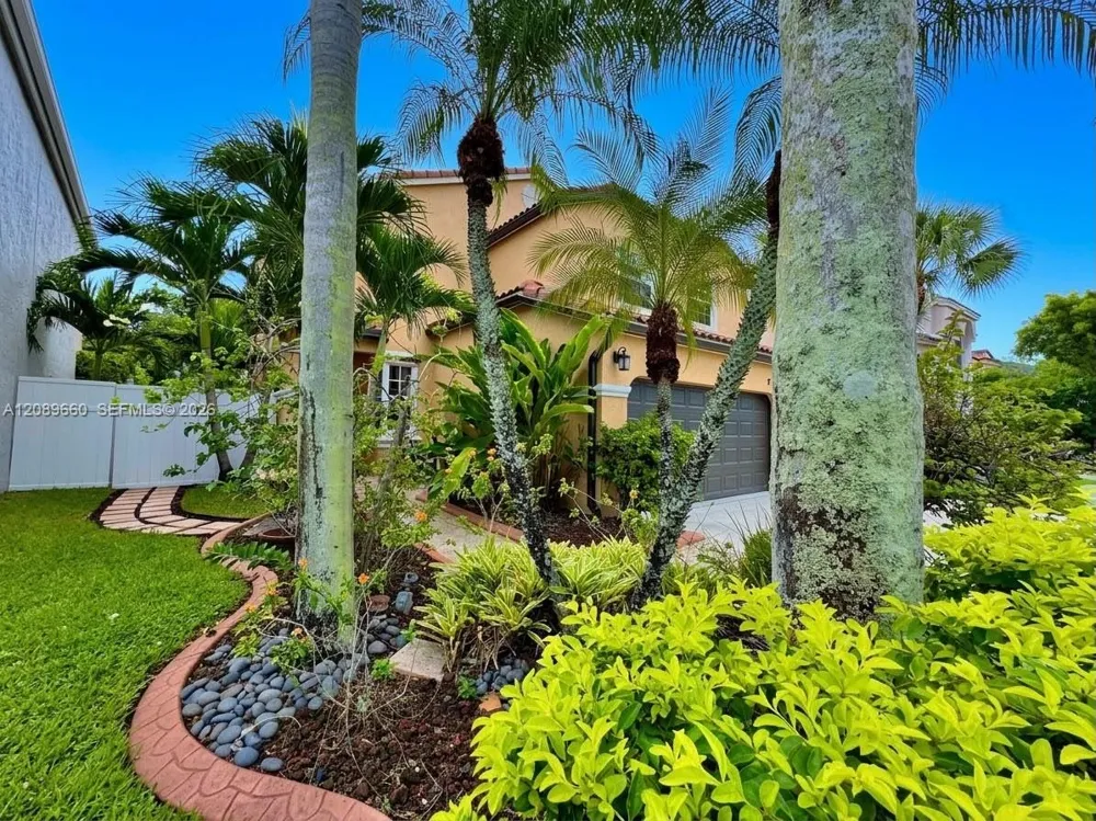 811 NW 155th Ter Pembroke Pines, FL 33028
