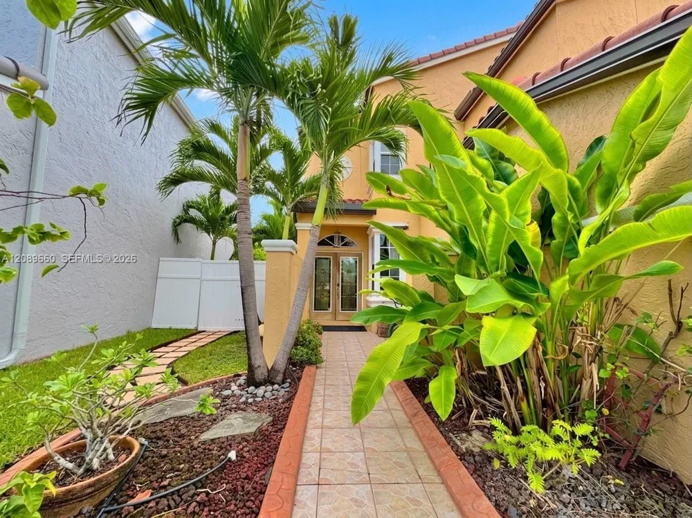 811 NW 155th Ter Pembroke Pines, FL 33028