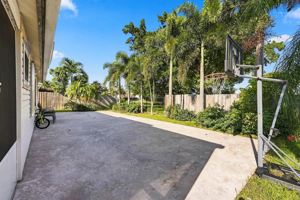 5215 W Canal Circle Lake Worth, FL 33467