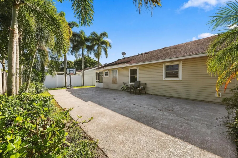 5215 W Canal Circle Lake Worth, FL 33467