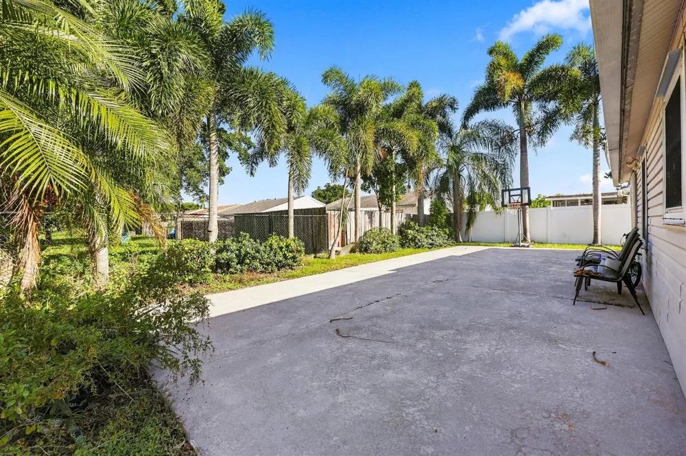 5215 W Canal Circle Lake Worth, FL 33467