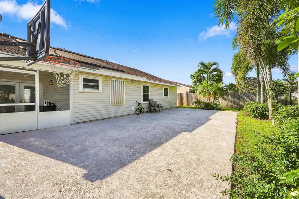 5215 W Canal Circle Lake Worth, FL 33467