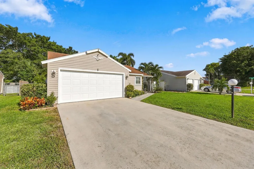 5215 W Canal Circle Lake Worth, FL 33467