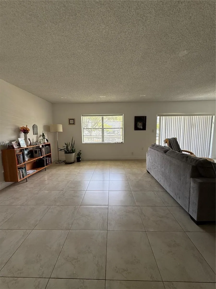1301 1301 ne 7 st #101 Hallandale Beach, FL 33009