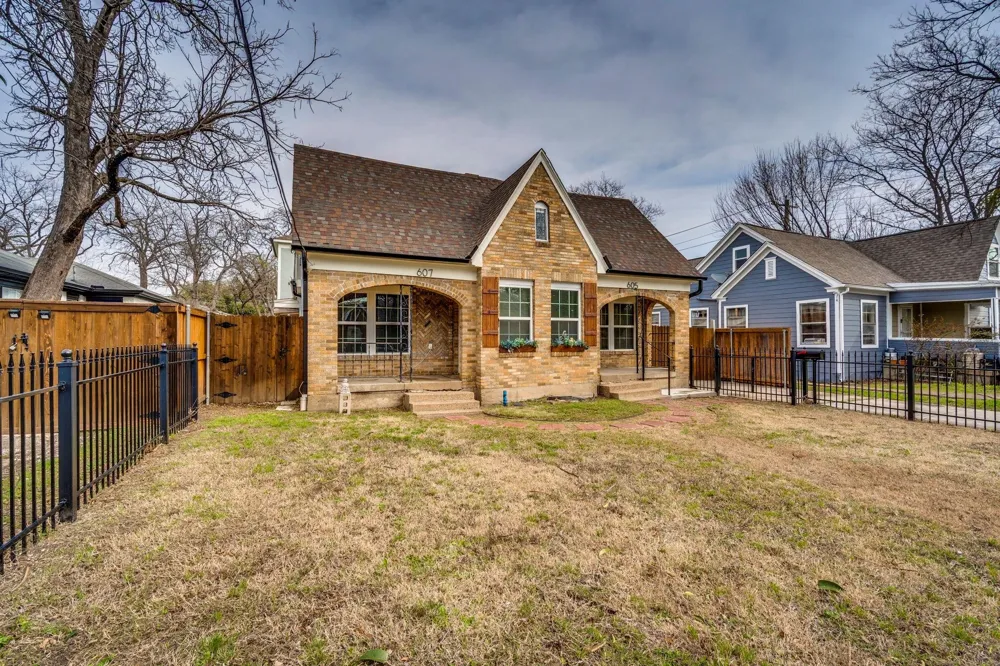607 W Page Avenue Dallas, TX 75208