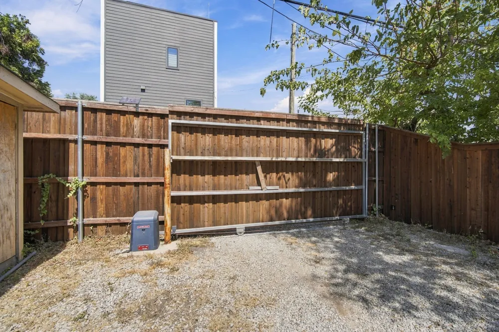 607 W Page Avenue Dallas, TX 75208