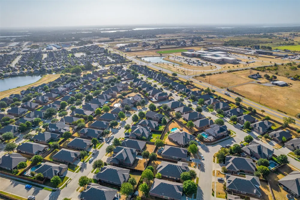 8304 Spitfire Trail Aubrey, TX 76227