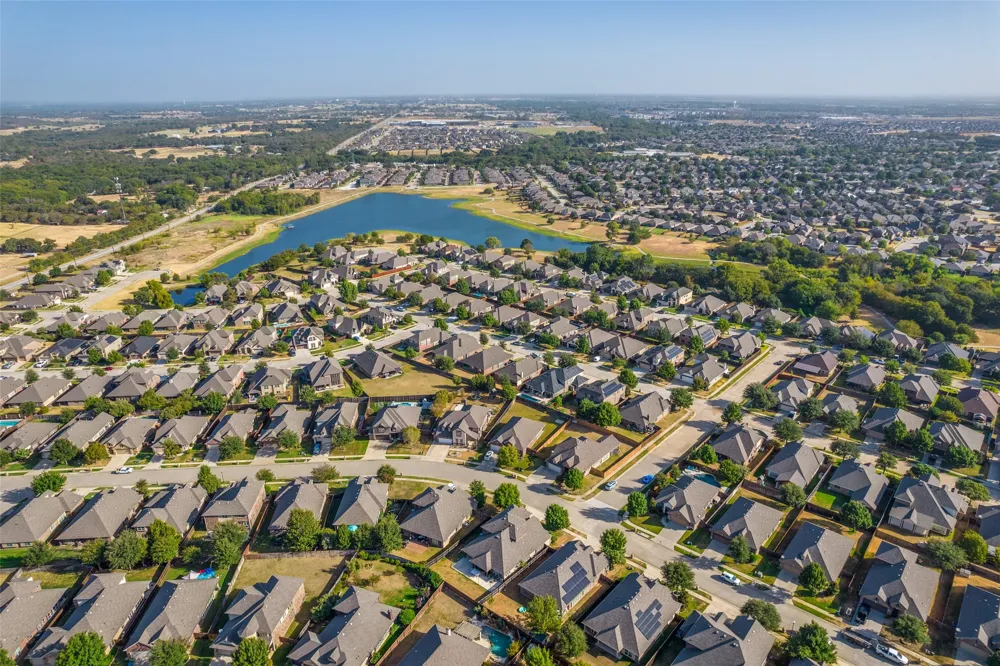 8304 Spitfire Trail Aubrey, TX 76227