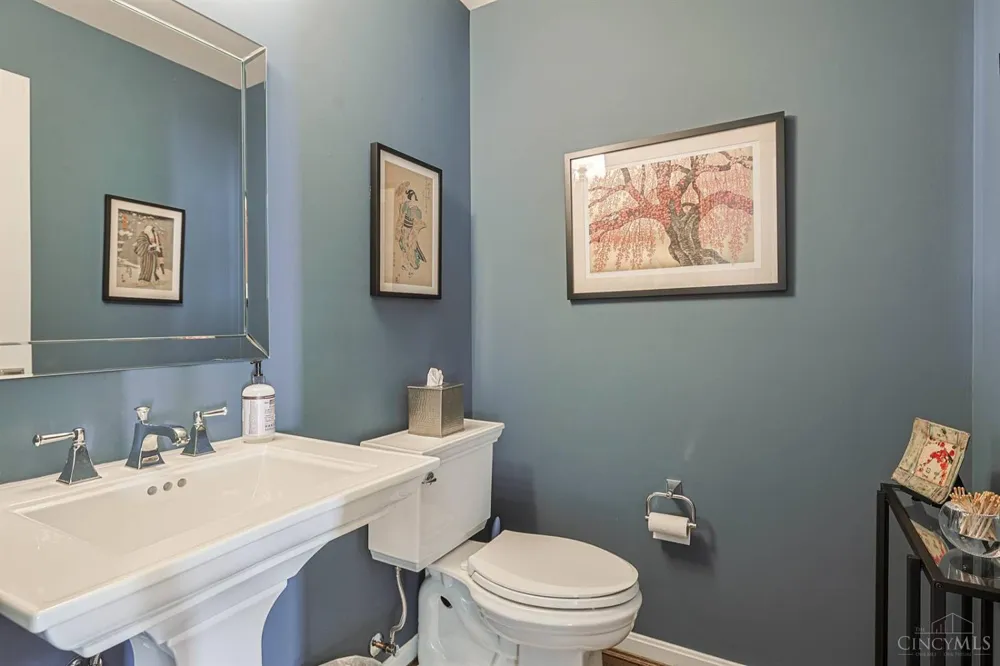 104 Hetherington Lane Glendale, OH 45246