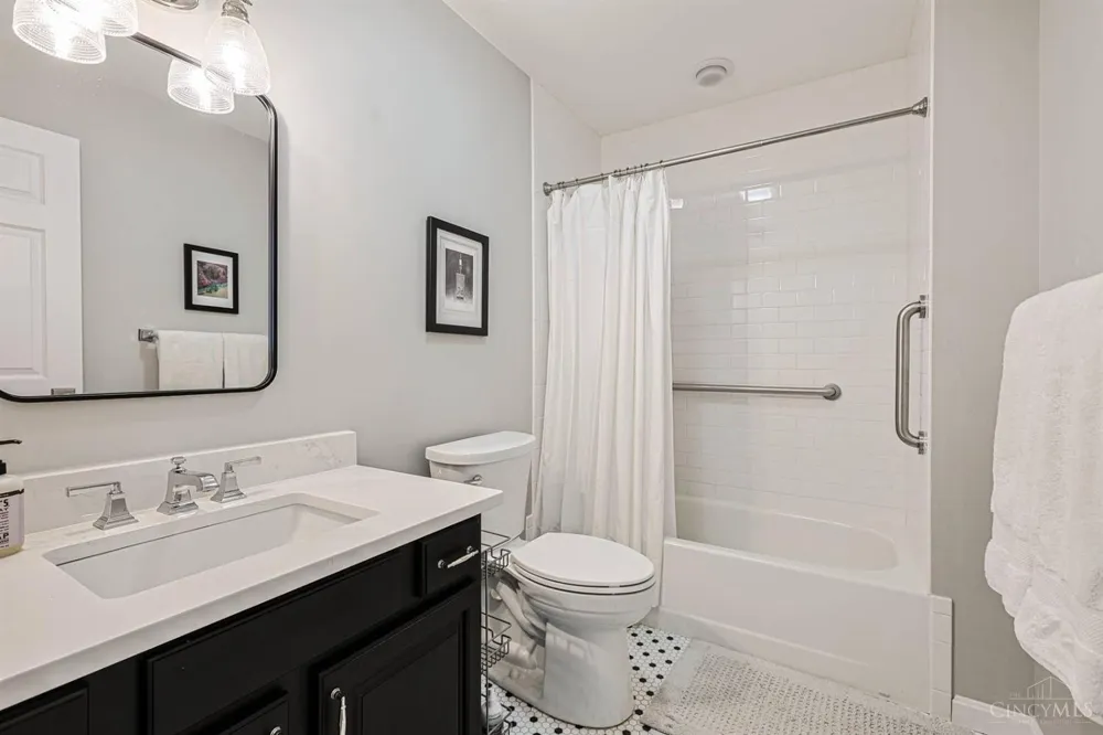 104 Hetherington Lane Glendale, OH 45246