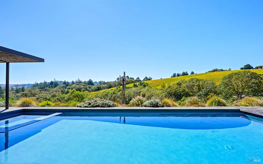 2039 Burnside Road Sebastopol, CA 95472