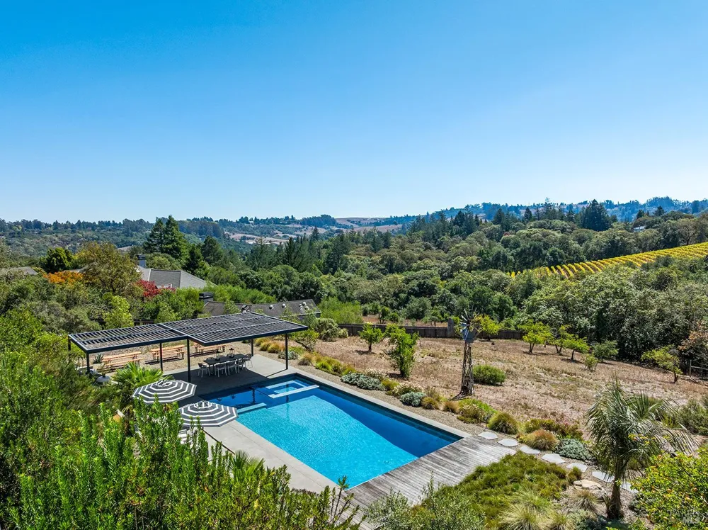 2039 Burnside Road Sebastopol, CA 95472