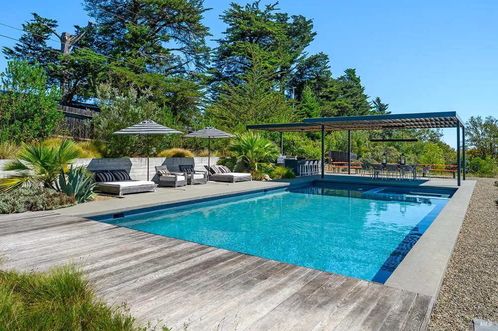 2039 Burnside Road Sebastopol, CA 95472