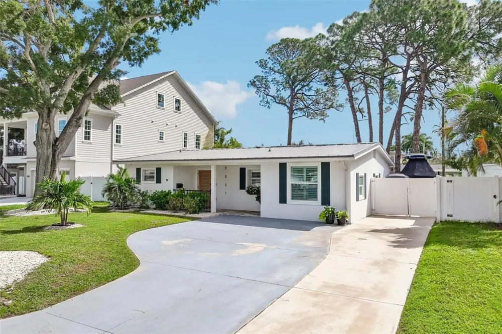 9001 BAY STREET NE St Petersburg, FL 33702