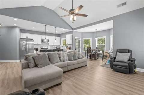 3104 Lakeview Parkway