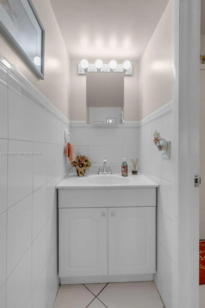 1300 W 53rd St #20 Hialeah, FL 33012