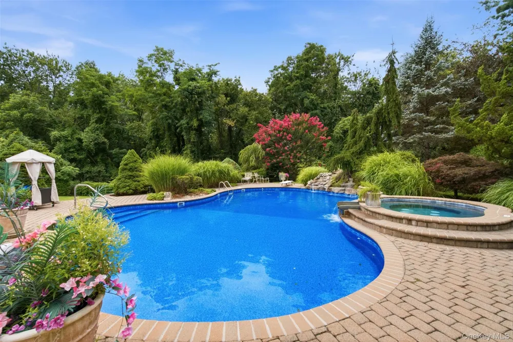15 Peppermill Lane Dix Hills, NY 11746