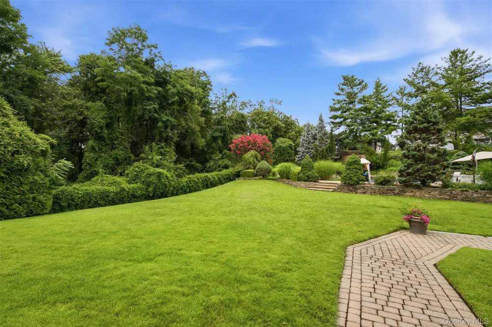 15 Peppermill Lane Dix Hills, NY 11746