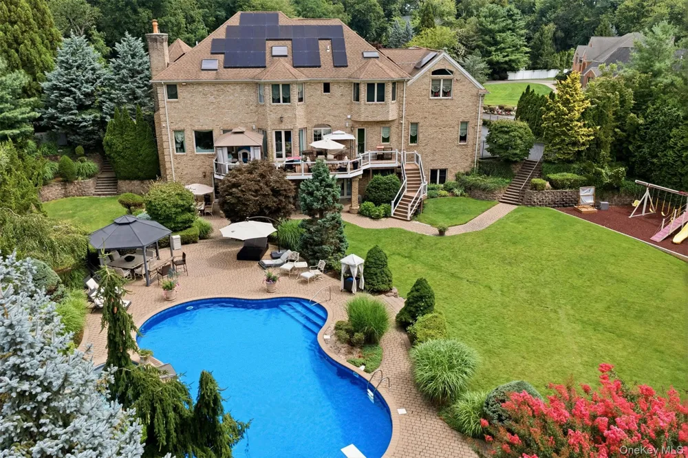 15 Peppermill Lane Dix Hills, NY 11746