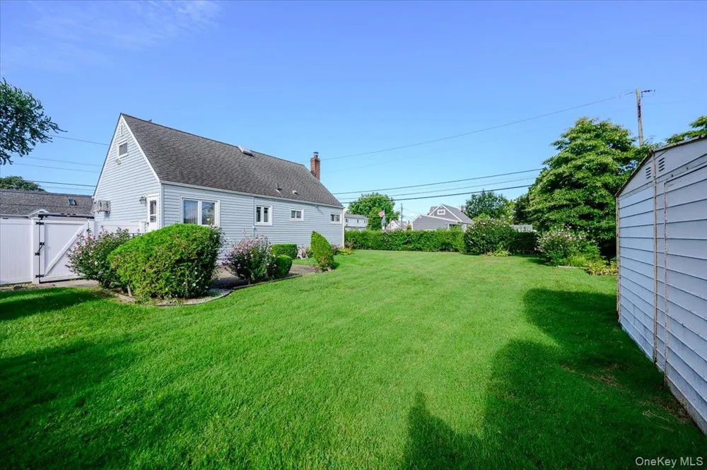 957 Fulton Avenue Lindenhurst, NY 11757
