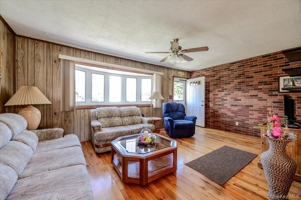 957 Fulton Avenue Lindenhurst, NY 11757