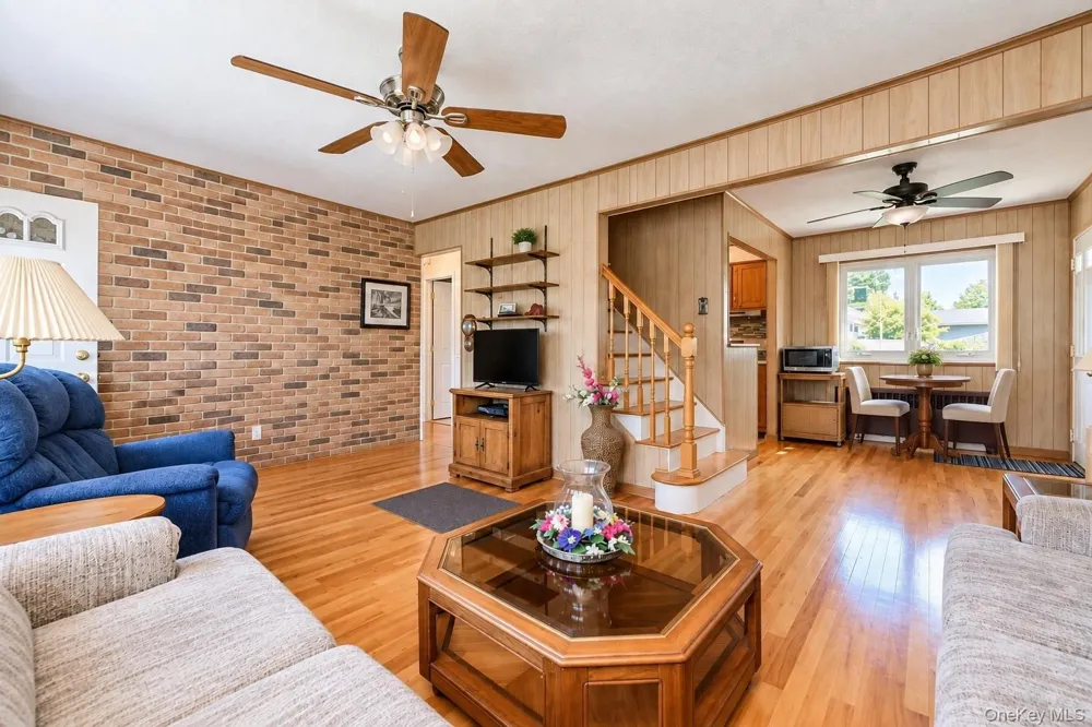 957 Fulton Avenue Lindenhurst, NY 11757