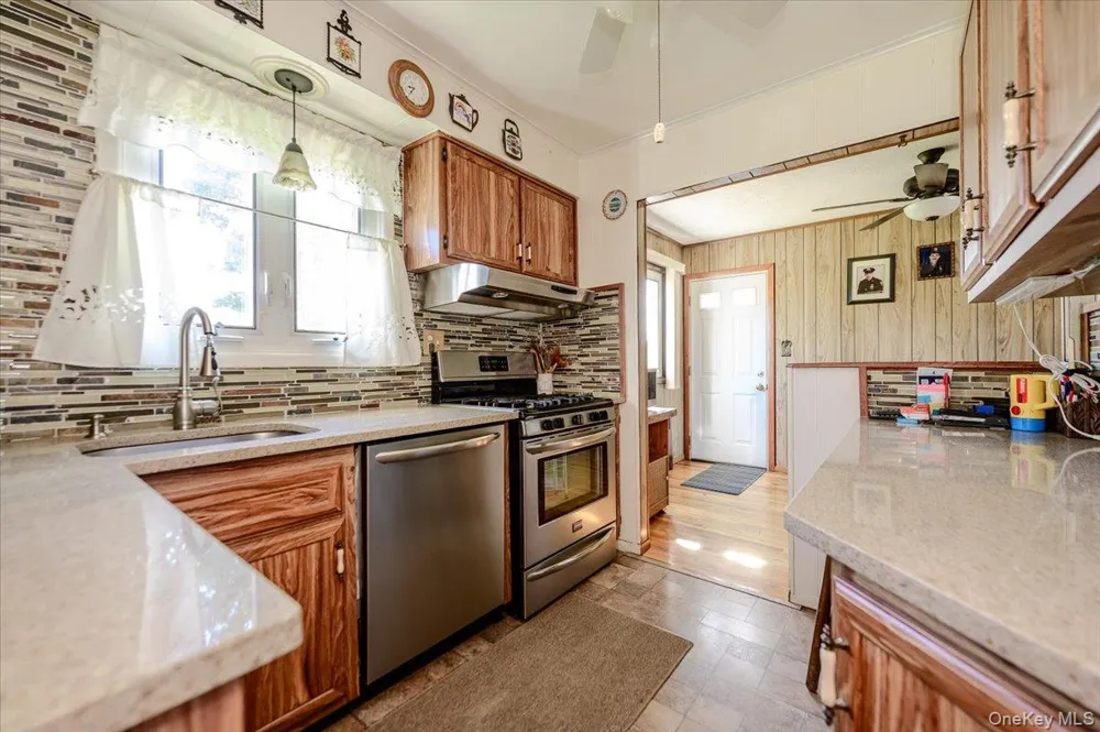 957 Fulton Avenue Lindenhurst, NY 11757