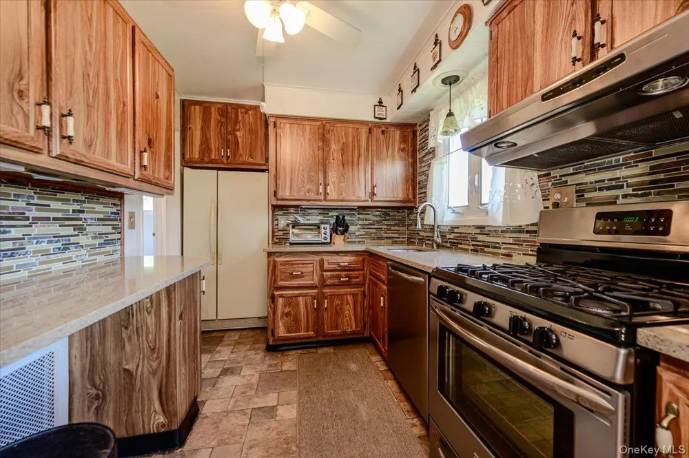 957 Fulton Avenue Lindenhurst, NY 11757