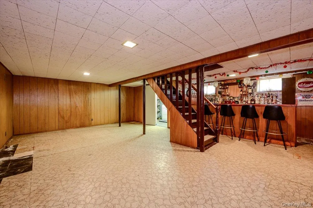 957 Fulton Avenue Lindenhurst, NY 11757