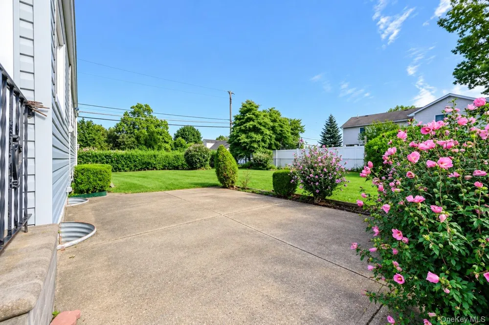 957 Fulton Avenue Lindenhurst, NY 11757