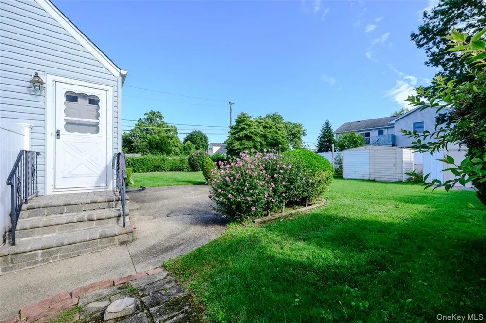 957 Fulton Avenue Lindenhurst, NY 11757