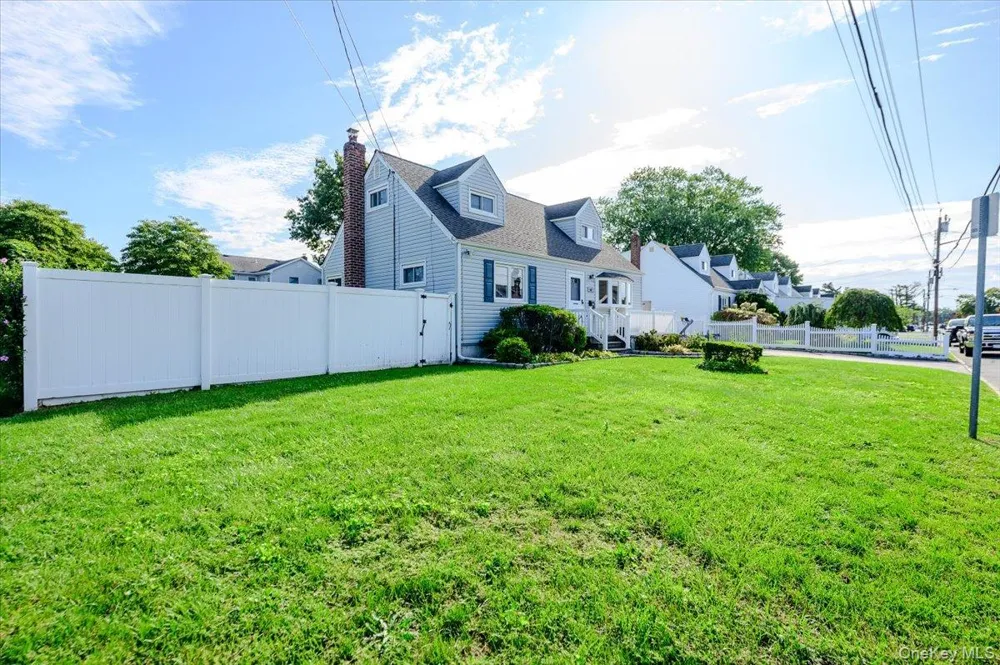 957 Fulton Avenue Lindenhurst, NY 11757