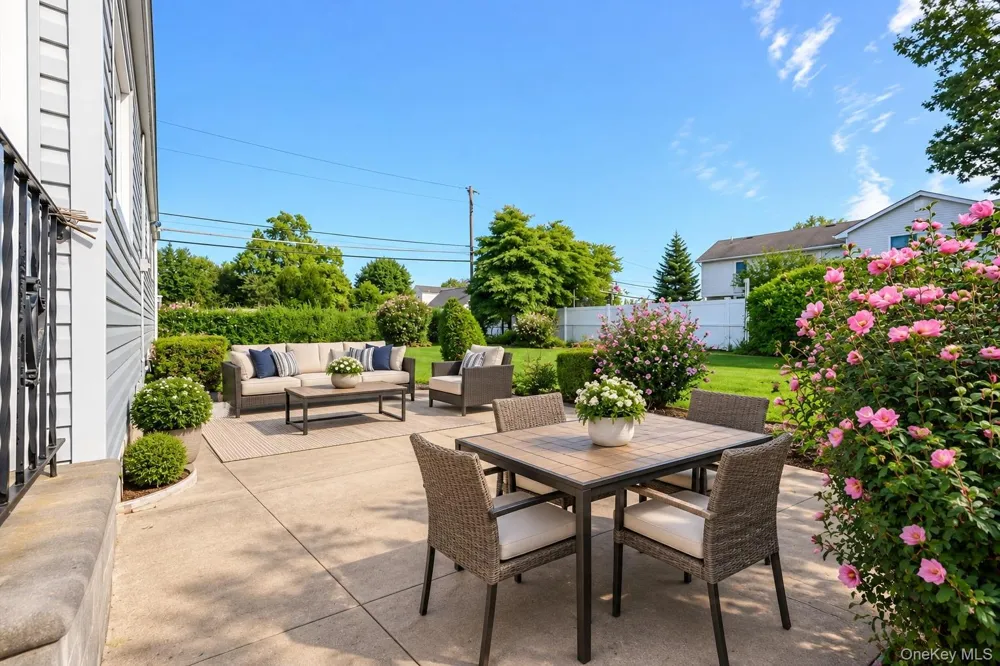 957 Fulton Avenue Lindenhurst, NY 11757