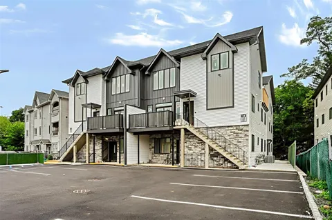 16 Phyllis Terrace #302