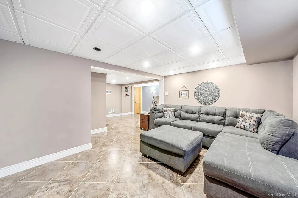 525 Secatogue Avenue Farmingdale, NY 11735