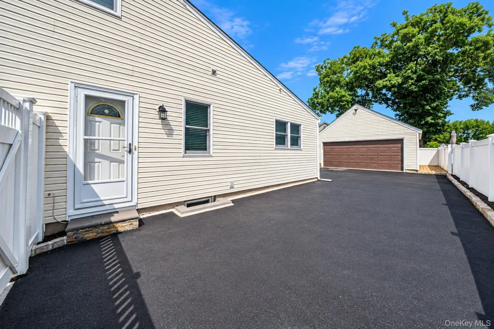 525 Secatogue Avenue Farmingdale, NY 11735