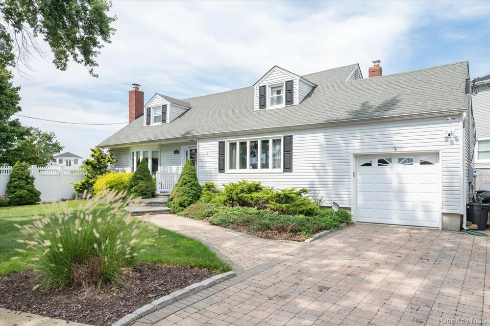 15 E Lincoln Avenue Massapequa, NY 11758