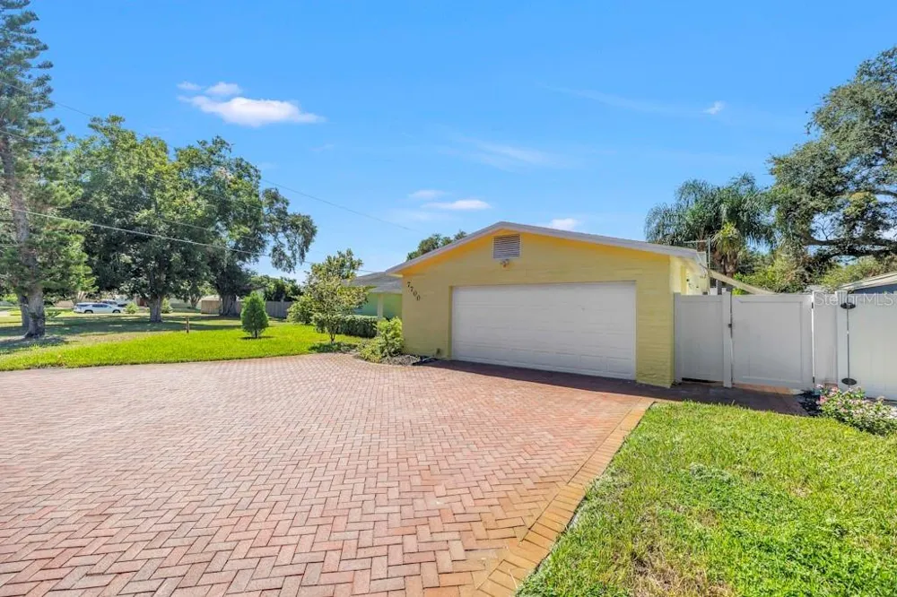 7700 22ND AVENUE St Petersburg, FL 33710
