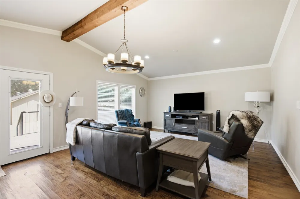 917 E Worth Street Grapevine, TX 76051