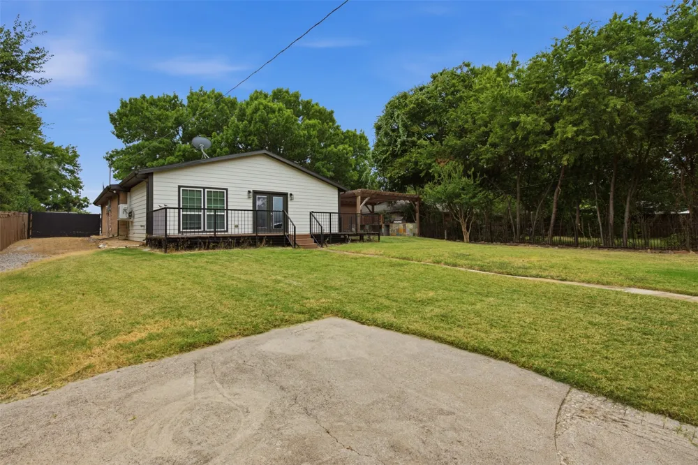 917 E Worth Street Grapevine, TX 76051