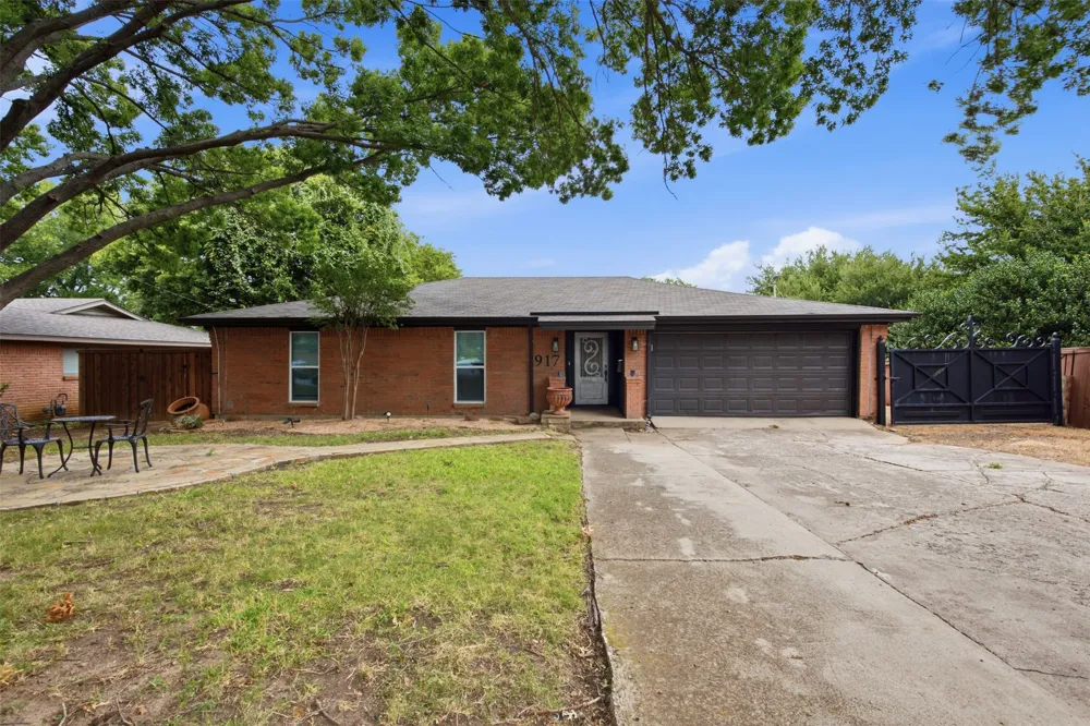 917 E Worth Street Grapevine, TX 76051