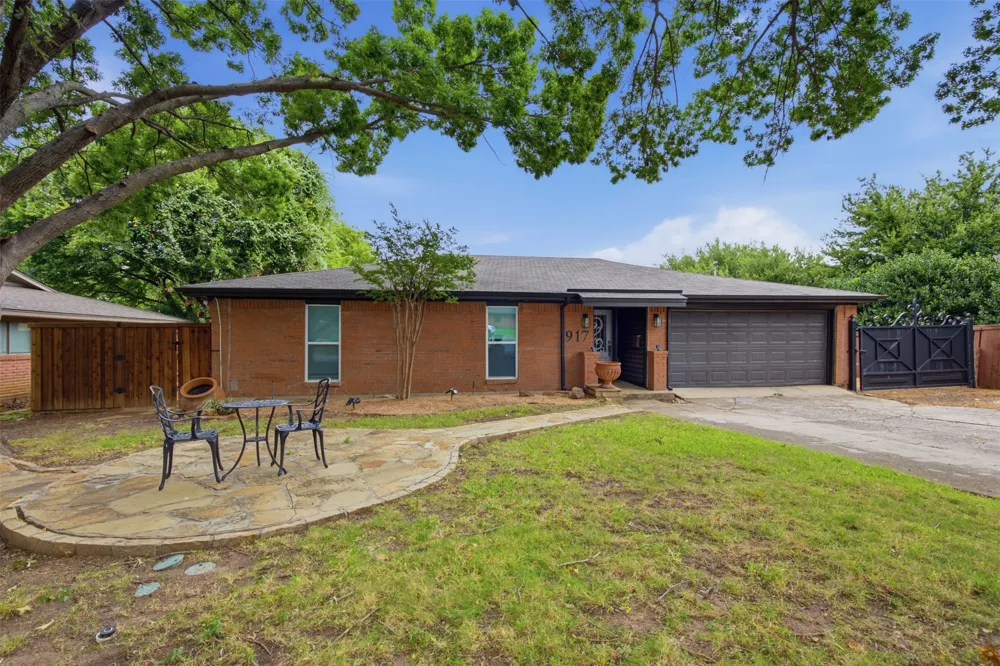 917 E Worth Street Grapevine, TX 76051