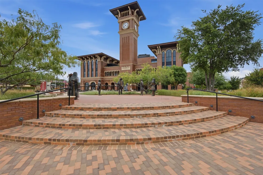 917 E Worth Street Grapevine, TX 76051