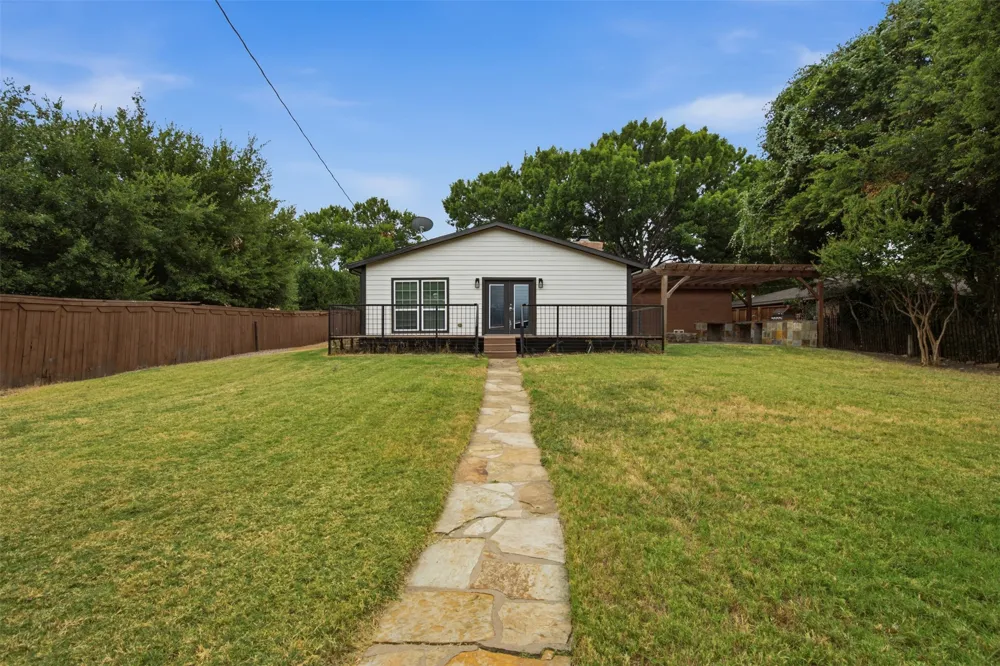 917 E Worth Street Grapevine, TX 76051