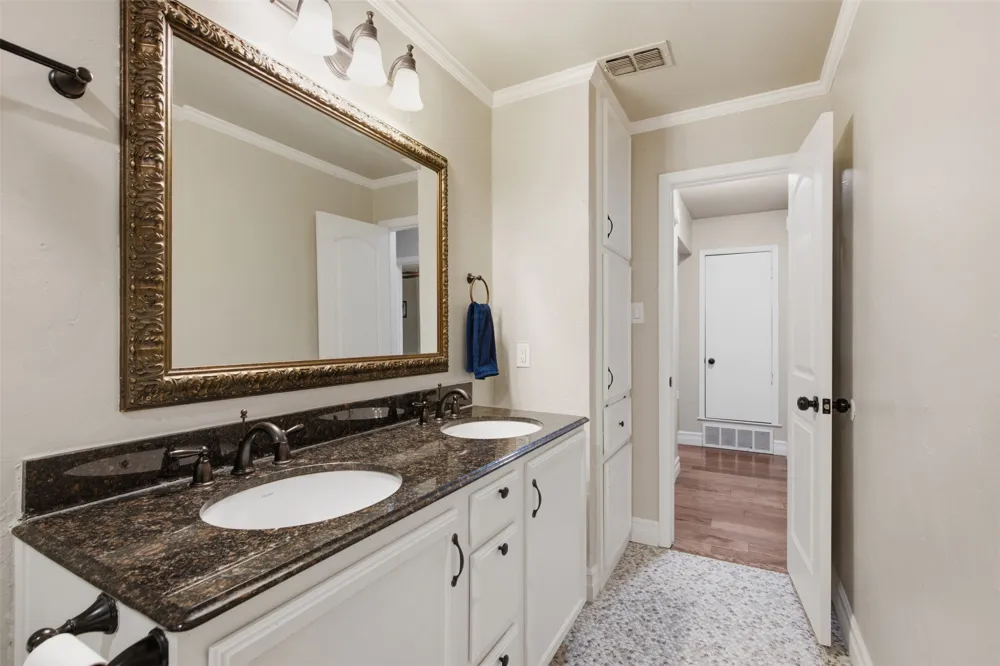 917 E Worth Street Grapevine, TX 76051