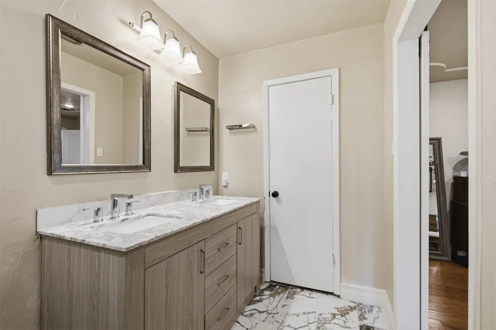 917 E Worth Street Grapevine, TX 76051