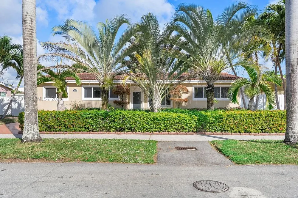 2475 NE 214th St Aventura, FL 33180