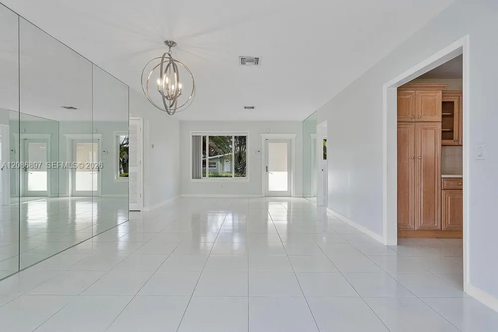 2475 NE 214th St Aventura, FL 33180