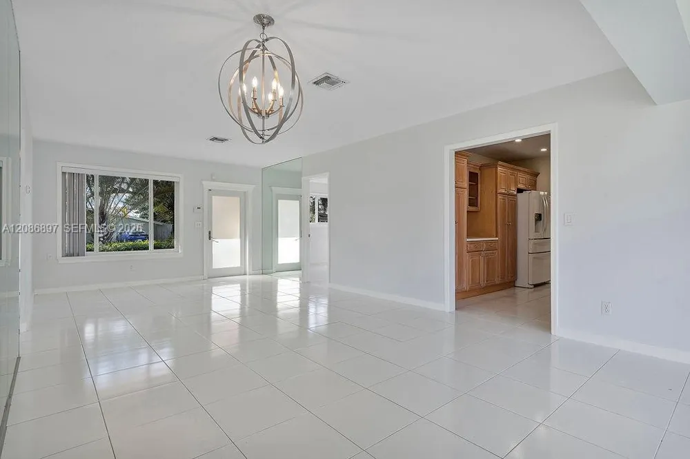 2475 NE 214th St Aventura, FL 33180