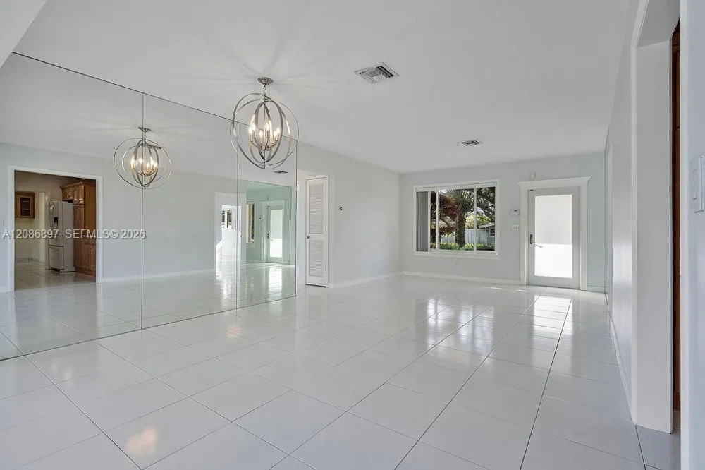 2475 NE 214th St Aventura, FL 33180